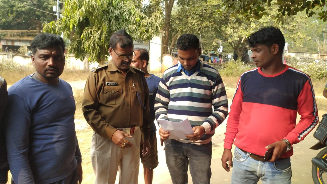 दुमका : कपल को कॉलेज कैंपस में रोमांस करना पड़ा भारी, पकड़े जाने पर लड़की ने लड़के पर ही लगा दिया छेड़खानी का आरोप