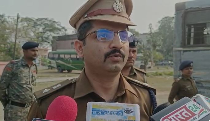 छपरा : छापेमारी करने गई पुलिस टीम पर शराब कारोबारियों ने किया हमला, चार गिरफ्तार 