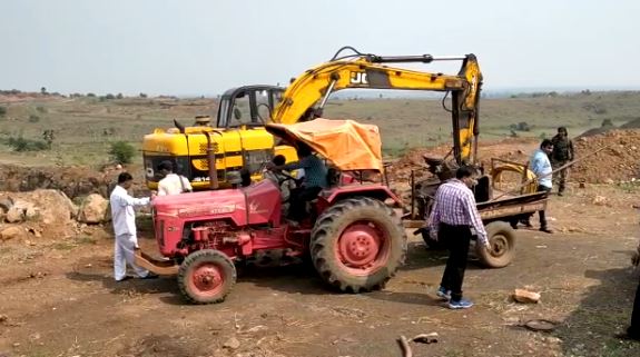 अवैध खदान से भारी मात्रा में विस्फोटकों का जखीरा बरामद, पुलिस जांच में जुटी