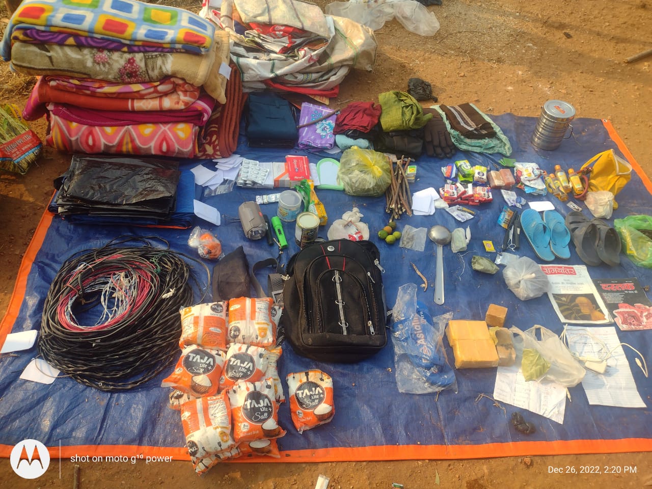 गिरिडीह के पीरटांड़ में नक्सली होने की सूचना पर पुलिस और सीआरपीएफ का कांबिंग ऑपरेशन, नक्सली साहित्य समेत कई सामान बरामद