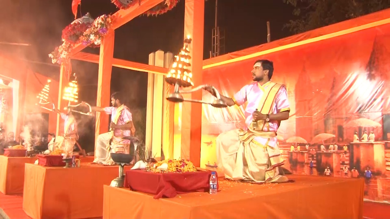सोमवार को काशी उतर आई धनबाद में, नयानाविराम गंगा आरती का दिखा अद्भुत दृश्य