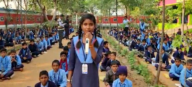 नशा में डर है..नशा जहर है..... होगी बड़ी खराबी.... भोजपुरी गीत गाकर बच्ची लोगों से शराब छोड़ने की कर रही अपील, देखिए VIDEO