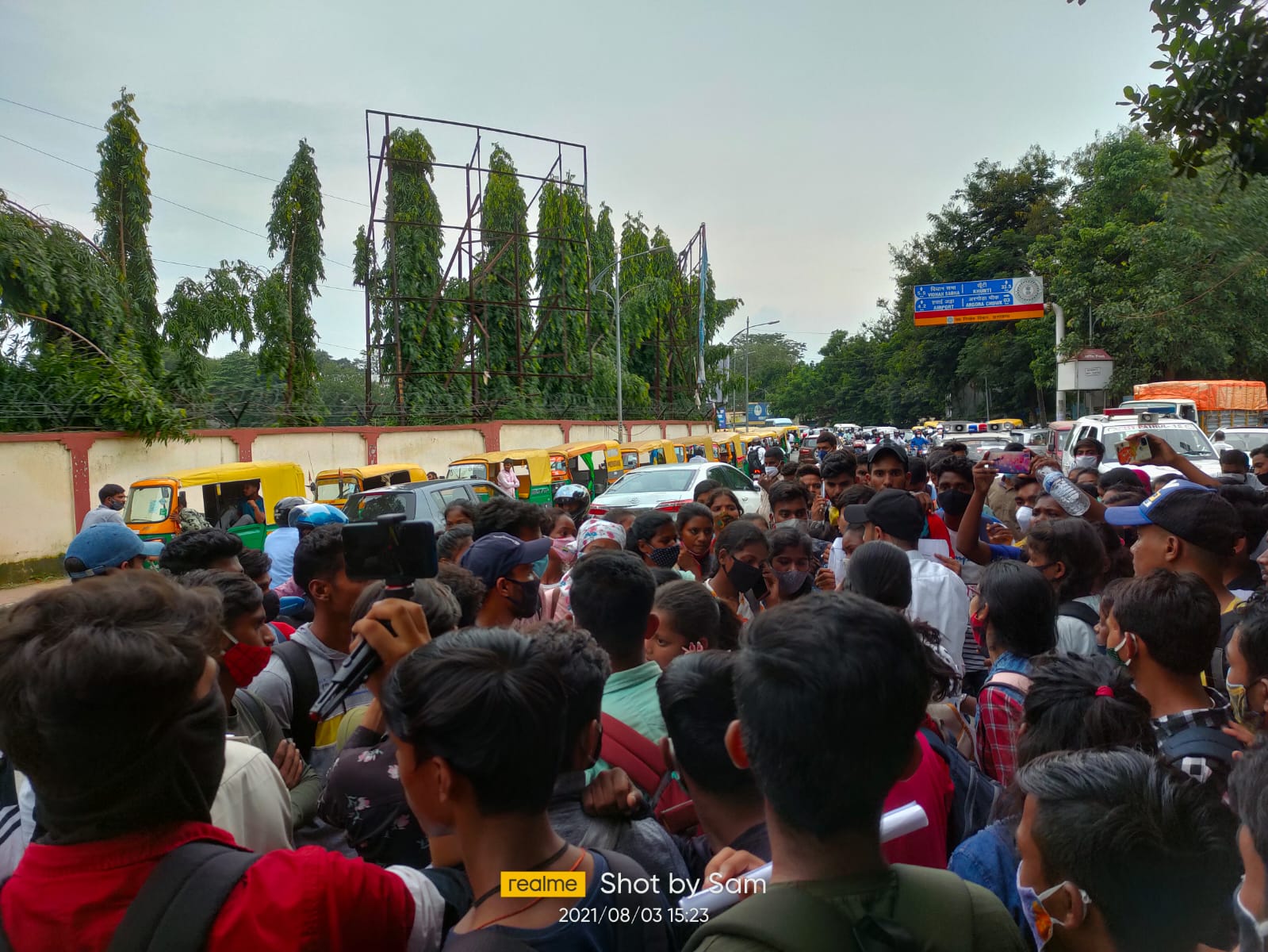 इंटर के खराब रिजल्ट से नाराज़ छात्रों ने झारखंड़ के अलग अलग जिलों में किया हंगामा...!