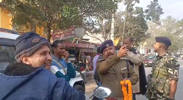 अनोखी पहल : जिला एसडीओ ने फूल माला पहनाकर लोगों को ट्रैफिक नियम के प्रति किया जागरूक