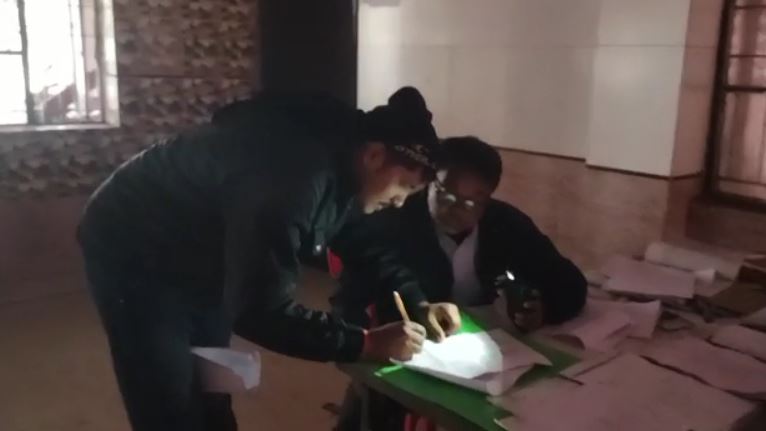 कटिहार में बत्ती गुल वोटिंग चालू....मोबाइल की रोशनी में हो रहा है मतदान