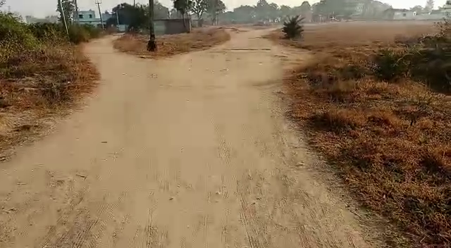 देवघर : बदहाल सड़कें बनी इस गांव की पहचान, कहीं टूट जा रहे रिश्ते तो कई को अस्पताल पहुंचने में हो रही परेशानी