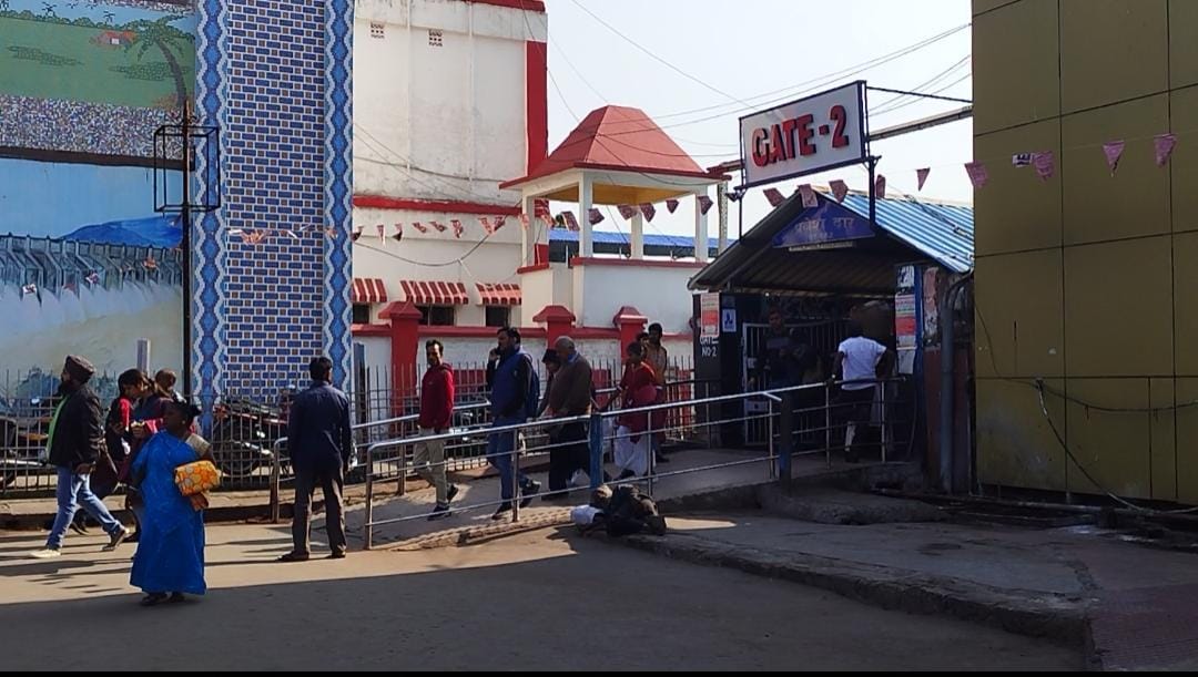 REALITY CHECK IN DHANBAD : कोरोना के दस्तक के बीच कोयलांचल के लोग अब भी मास्क से हैं दूर 