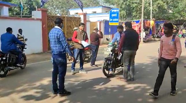 दुमका: परिवहन विभाग ने चलाया सड़क सुरक्षा को लेकर जागरूकता अभियान, लोगों को पढ़ाया गया ट्रैफिक नियमों का पाठ