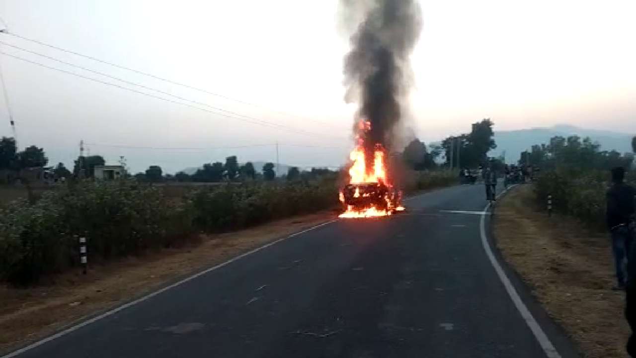 द बर्निंग कार ! चलती गाड़ी में लगी आग, कार में सवार चार लोगों की बाल-बाल बची जान 