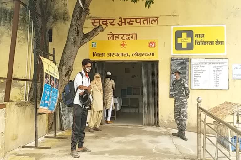 UPDATE ! लोहरदगा : सर्च अभियान के दौरान पुलिस-नक्सली मुठभेड़ में मारा गया इनामी नक्सली चन्द्रभान पाहन, परिजनों ने की पहचान