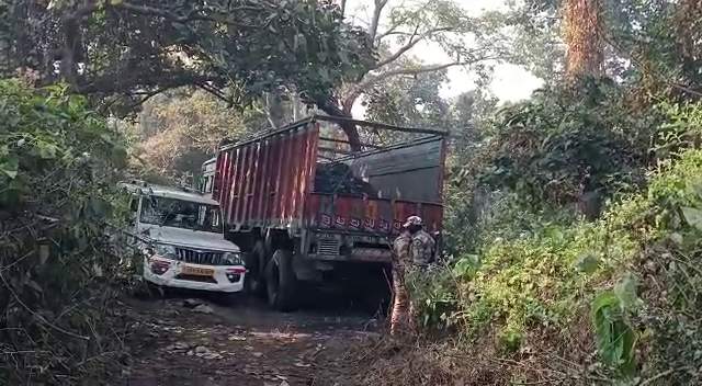 धनबाद : सीआइएसएफ की बड़ी कार्रवाई, छापेमारी में 150 टन कोयला सहित एक ट्रक जब्त