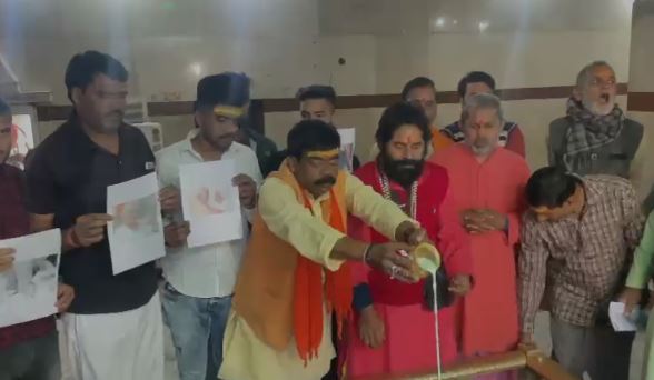 रांची : पहाड़ी मंदिर में प्रधानमंत्री मोदी की मां के जल्द स्वस्थ्य होने को लेकर पूजा अर्चना