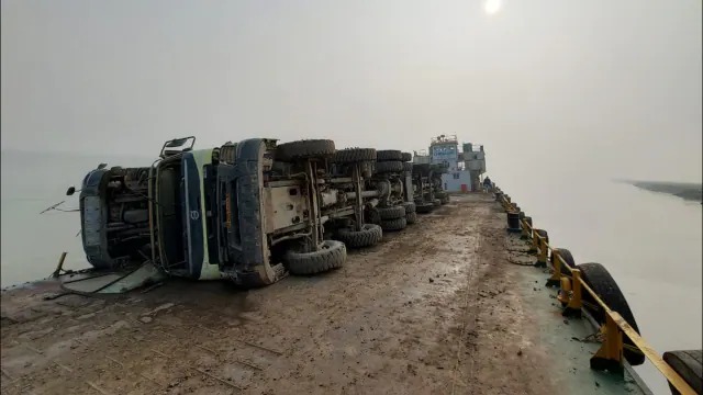 झारखंड के साहिबगंज- मनिहारी गंगा पुल में बड़ा हादसा, गंगा में डूबा तीन हाईवा, चालक लापता