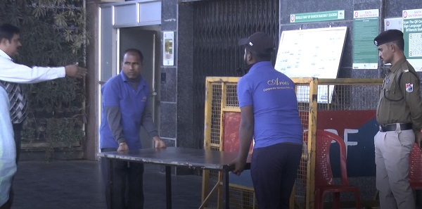 कोरोना अलर्ट: रांची रेलवे स्टेशन पर शाम 5 बजे लगी जांच केन्द्र, मजिस्ट्रेट ड्यूटी से नदारद, फोन भी बंद 