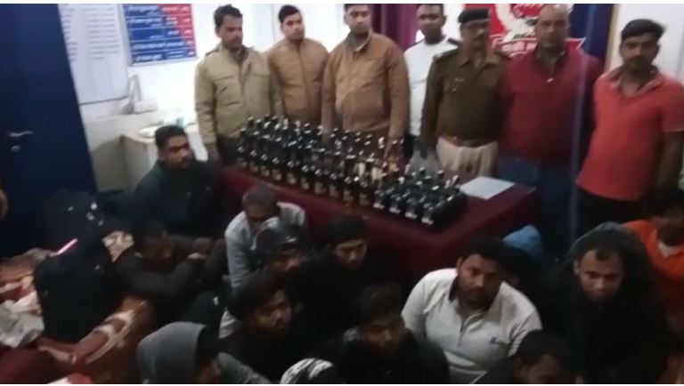 बक्सर में चलती ट्रेन में छापेमारी, दस लाख के शराब बरामद के साथ 19 तस्कर गिरफ्तार 