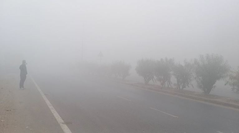 घने कोहरे की चपेट में बिहार, धुंध के कारण लोगों को यातायात में हो रही परेशानी 