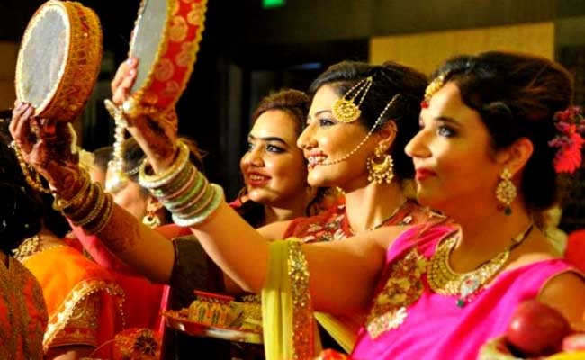 करवाचौथ व्रत कल, जानिए कब है शुभ मुर्हूत, रांची में कहां और कब होगा कार्यक्रम