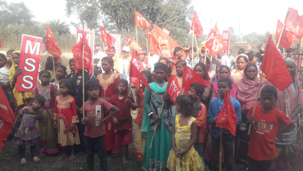 गिरिडीह : फैक्ट्री प्रबंधक द्वारा किए गए छंटनी के विरोध में मजदूर संगठन समिति ने किया विरोध प्रदर्शन, आंदोलन की दी चेतावनी