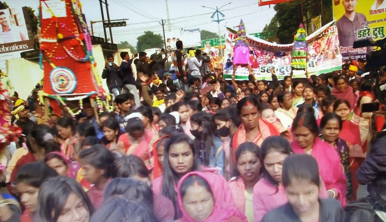 टुसू पर्व के उत्साह से धन्य-धन्य हुई कोयलांचल की सड़कें, जानिए क्या कहा उत्साही लोगो ने