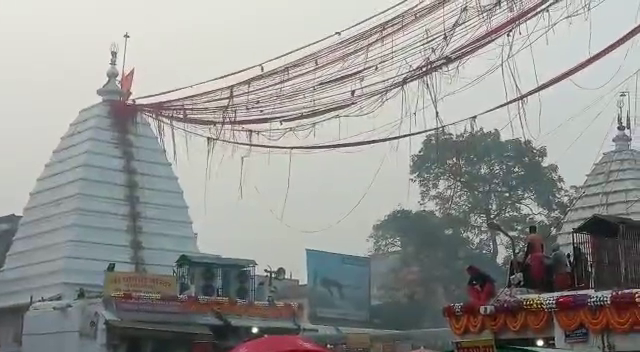 देवघर : नए साल में बाबानगरी पहुंची श्रद्धालुओं की भीड़, ज्योतिर्लिंग पर जलाभिषेक कर लिया बाबा का आशीर्वाद 