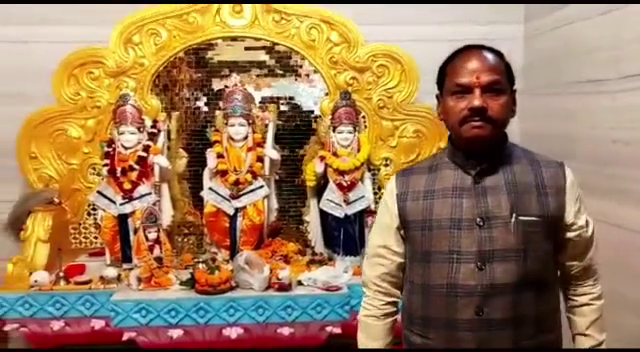 जमशेदपुर : नव वर्ष के मौके पर पूर्व मुख्यामंत्री ने मां दुर्गा के सामने टेका माथा, लिया आशीर्वाद 