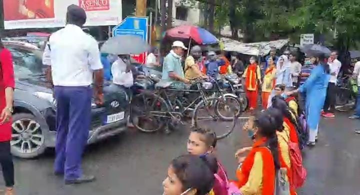 इंटर में फेल किये जाने के खिलाफ जारी था छात्राओं का धरना..आश्वासन मिलने पर 3 घंटे बाद हटा सड़क जाम..!