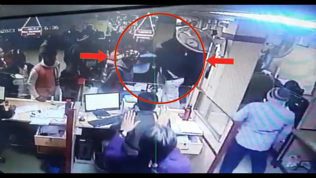 देवघर : बैंक गार्ड के साथ थाना प्रभारी की दबंगई, पहले की पिटाई फिर डाला जेल में, सीसीटीवी में कैद हुई पूरी घटना