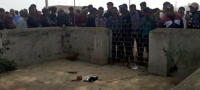 दुमका : असामाजिक तत्वों ने मंदिर में फेंका मांस का टुकड़ा, जांच के लिए पहुंचे एसडीपीओ