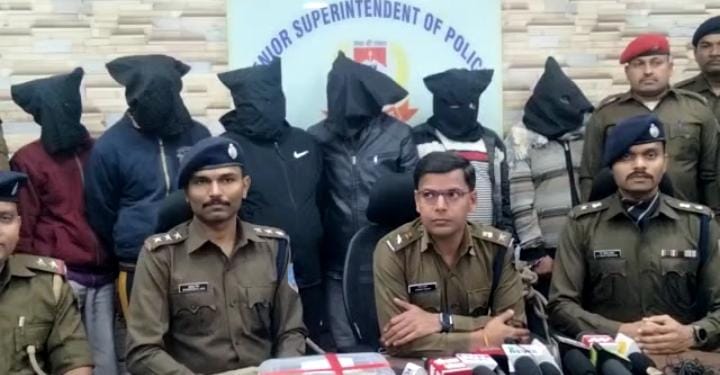 जमशेदपुर : जमीन विवाद को लेकर सगे भाई ने ही घर में करवाई चोरी, चोरी के सामान और 7.70 लाख रूपए कैश के साथ छह गिरफ्तार