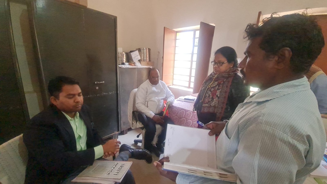 दुमका के स्वास्थ्य सेवा की बदहाली का प्रमाण है यहां का सरकारी अस्पताल, प्रशिक्षु आईएएस ने लिया जायजा, जानिए क्या हुए खुलासे