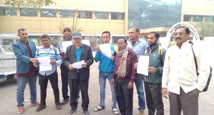 जमशेदपुर : लोगों के करोड़ों रूपए लेकर फरार हुई नन बैंकिंग कंपनी, अब पैसों के लिए दर-दर भटक रहे निवेशक 