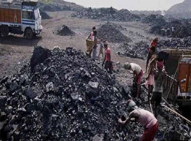 बरवा अड्डा में झामुमो नेता रहे स्वर्गीय दुर्योधन चौधरी की जमीन पर चल रहा था अवैध कोयल डिपो, बरामद हुआ एक करोड़ का कोयला 