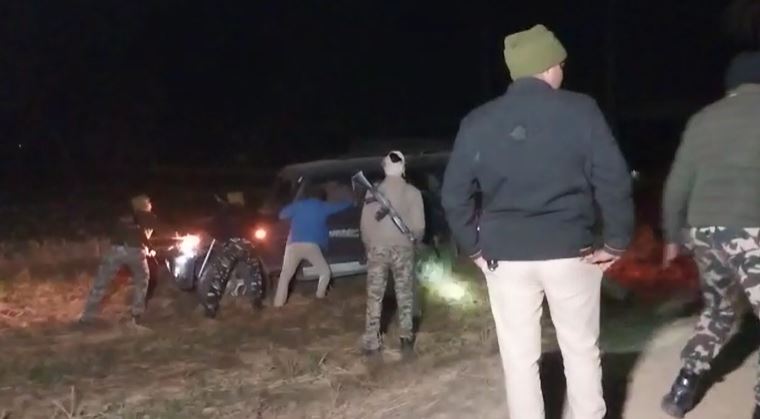 बच्चा अपहरण मामले को लेकर पुलिस और पब्लिक में झड़प, पुलिस ने किया लाठी चार्ज, एक जवान घायल 