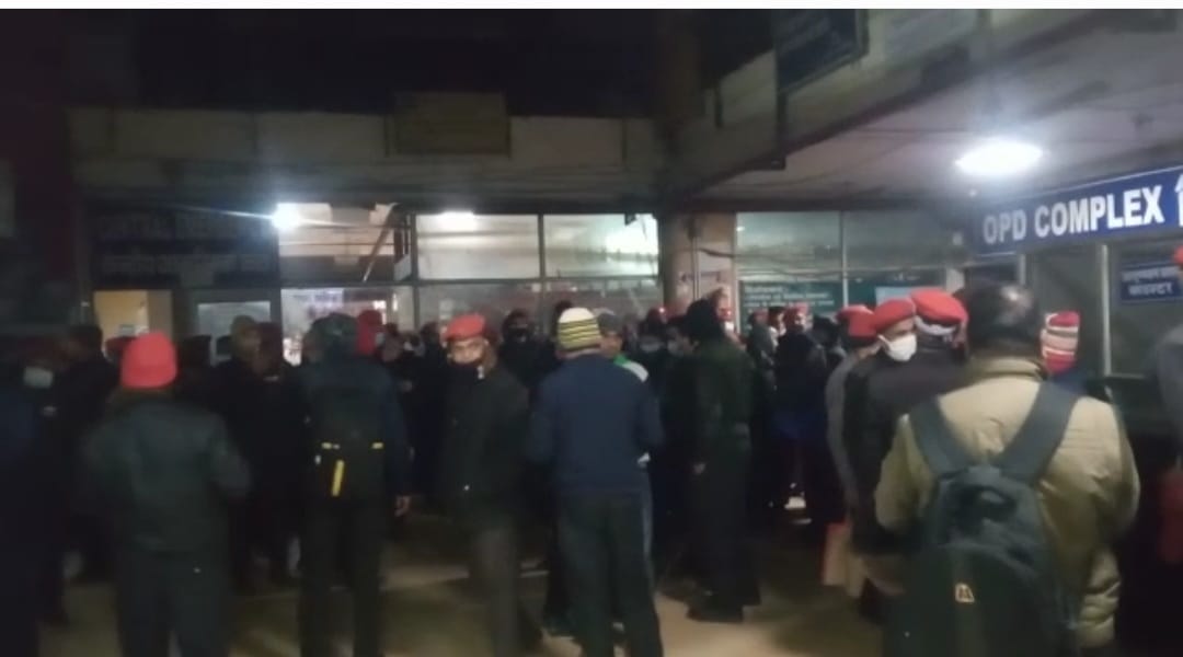 रिम्स में ट्रॉली मैन और सुरक्षा कर्मियों की हड़ताल, बकाया वेतन की मांग को लेकर हंगामा, जानिए और भी कारण