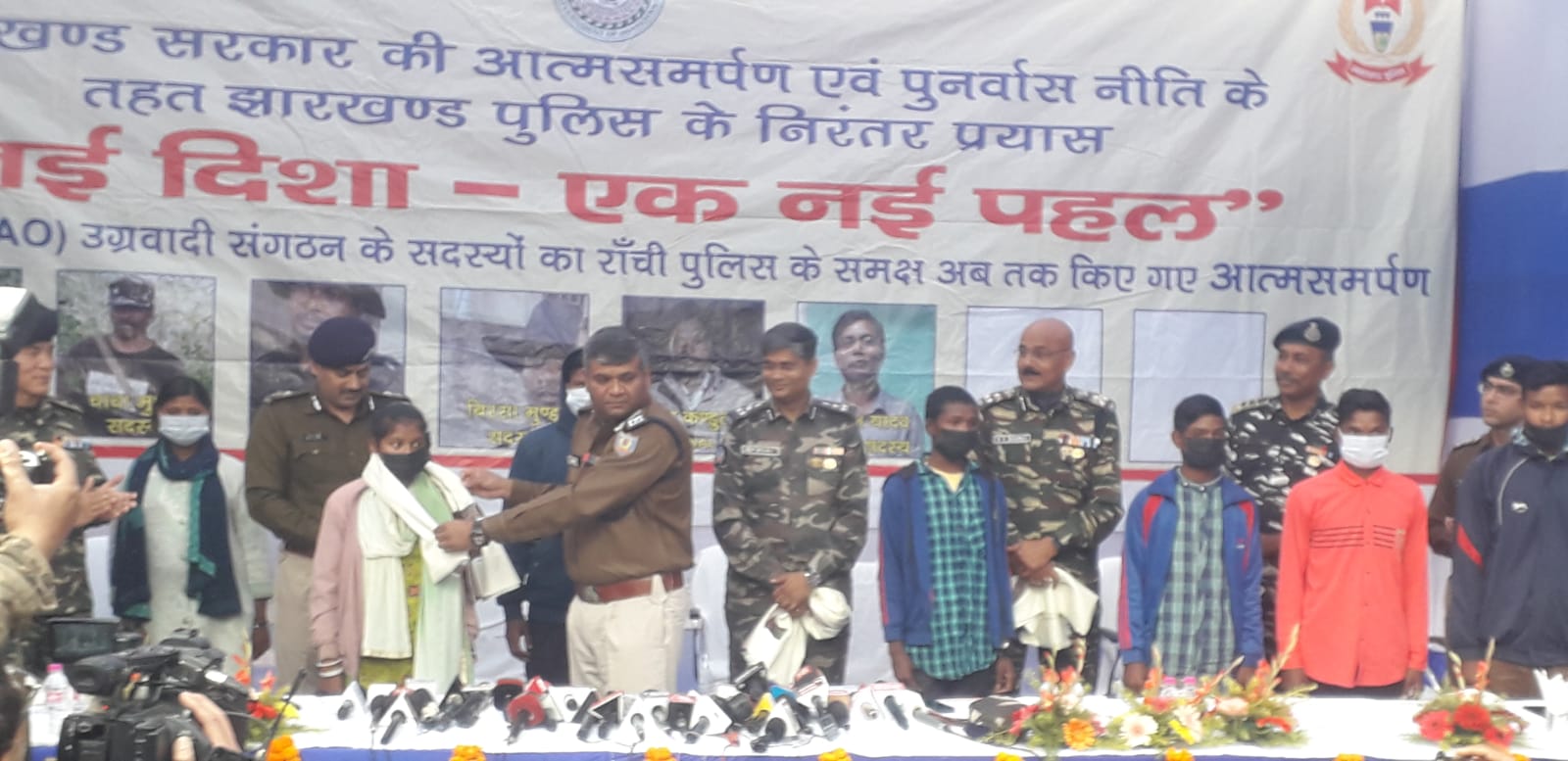 BREAKING :  झारखंड पुलिस ने तोड़ी नक्सलियों की कमर, इनामी नक्सली मिसिर बेसरा दस्ते के 8 नक्सलियों ने किया आत्मसर्पण