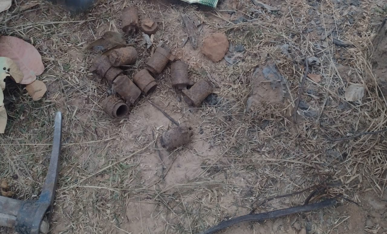 गिरिडीह : सीआरपीएफ की कार्रवाई, आईईडी में इस्तेमाल होने वाले रॉ मेटेरियल बरामद