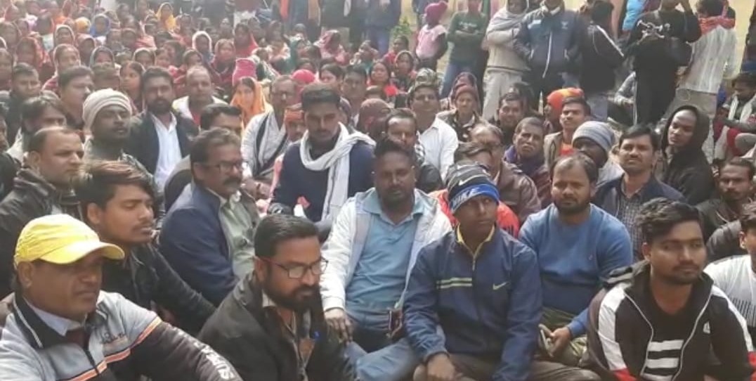 तोपचांची प्रखंड सह अंचल कार्यालय में धरने पर बैठे मुखिया, जानिए क्या है उनका आरोप 