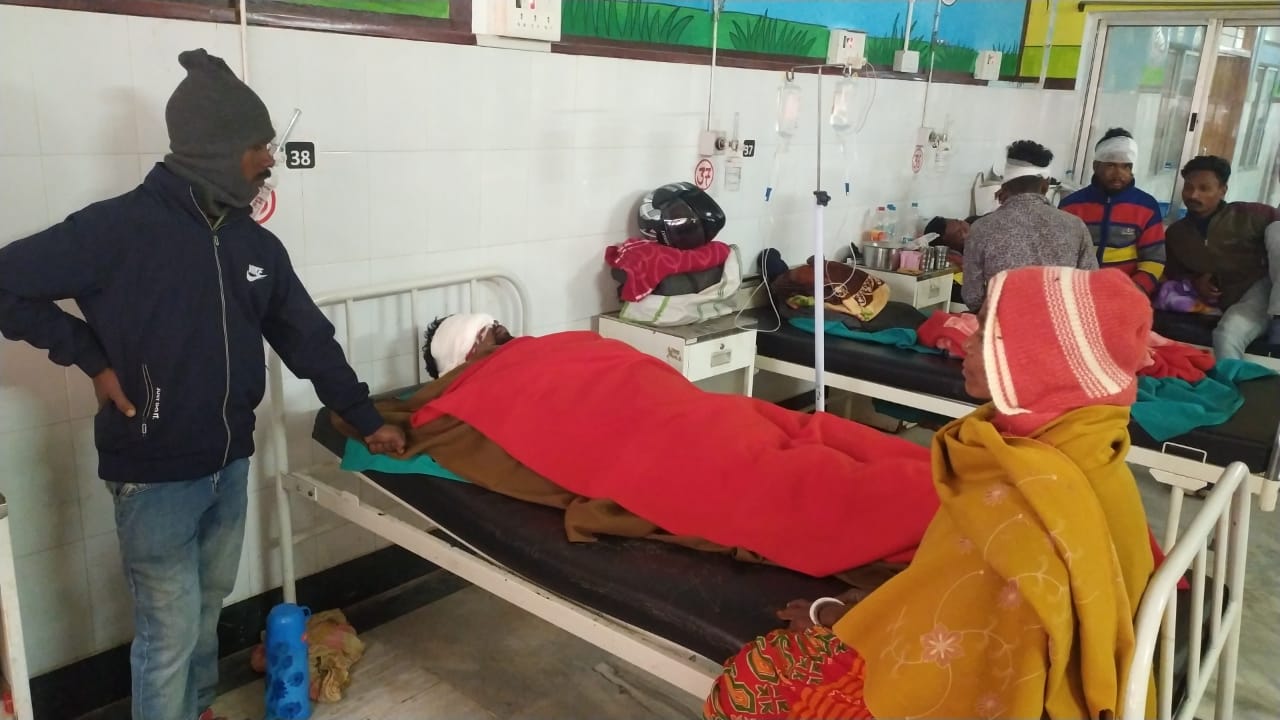 दुमका : अज्ञात वाहन की चपेट में आने से बाइक सवार तीन घायल, दो की स्थिति गंभीर