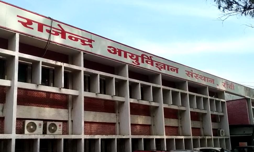 रिम्स में ट्रॉलीमैन और सुरक्षा कर्मी की हड़ताल से मरीज परेशान, तीन मरीजों ने एम्बुलेंस में तोड़ा दम