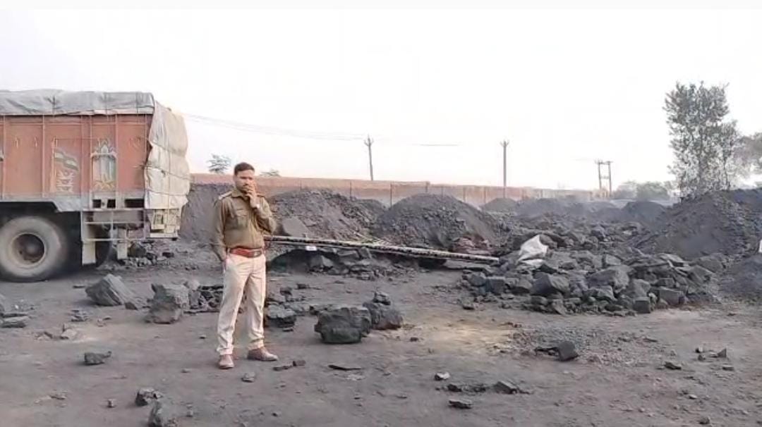 बरवाअड्डा के अवैध कोयला डिपो पर छापेमारी के बाद झमुमो के निशाने पर धनबाद का खनन विभाग, जानिए इसकी हकीकत 