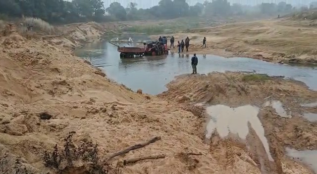 हजारीबाग के चौपारण में बालू माफियाओं की दबंगई, बालू के अवैध उत्खनन पर कार्रवाई करने गए प्रशासन की टीम पर किया हमला