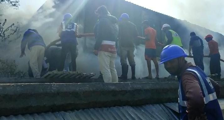 BREAKING ! निर्माणाधीन मेडिकल कॉलेज के लेबर क्वार्टर में लगी आग, मची अफरा-तफरी