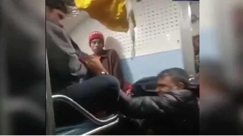 टिकट नहीं दिखाने पर TTE ने युवक की जमकर की पिटाई, वीडियो वायरल हुआ तो ......