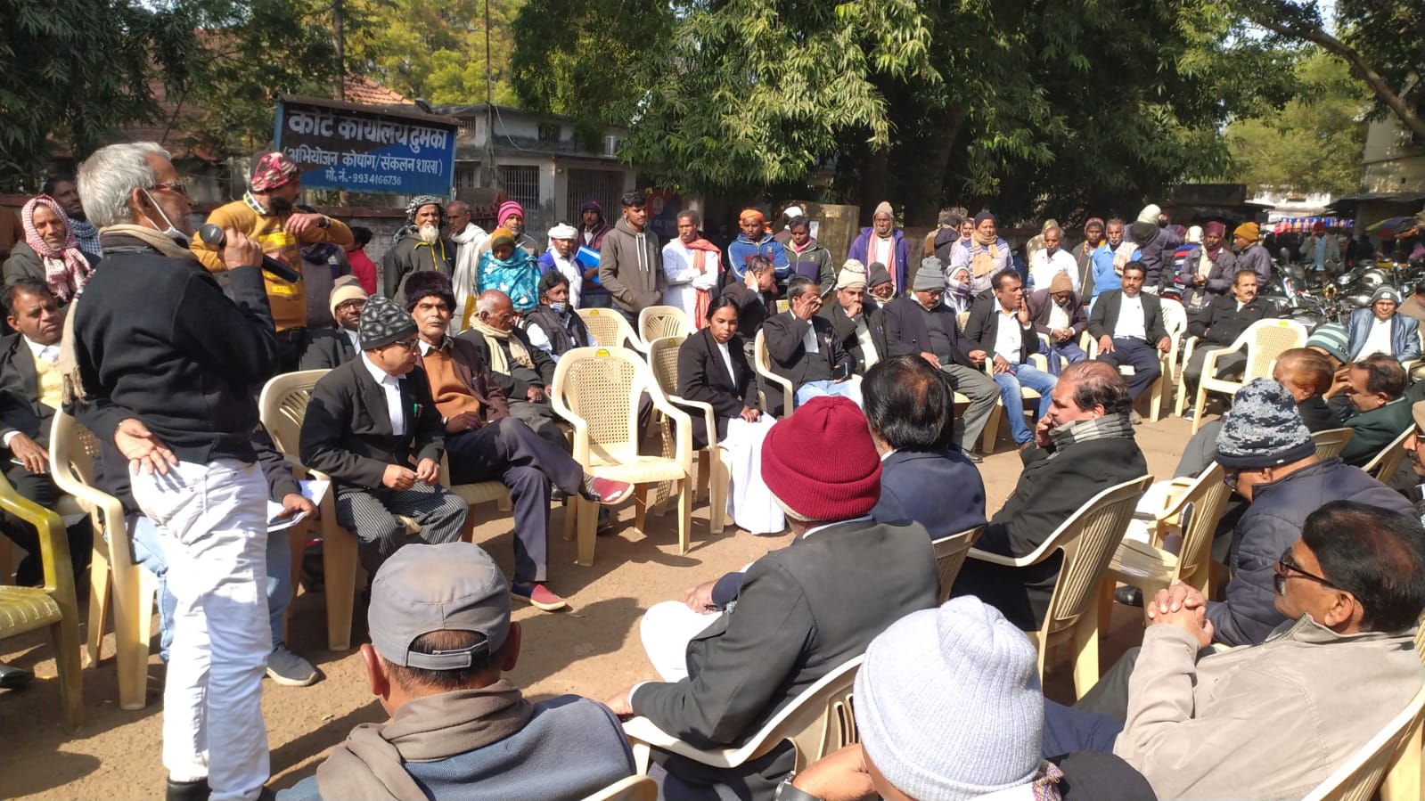 दुमका में अधिवक्ताओं का हड़ताल, 4 सूत्री मांगों को लेकर दो दिनों तक ठप रहेगा न्यायिक कार्य