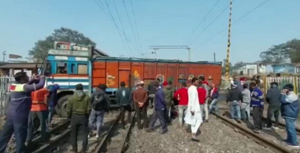 धनबाद : ट्रक ने मोटरसाइकिल को मारा धक्का फिर फंस गया रेलवे लाइन पर, जानिए फिर क्या हुआ