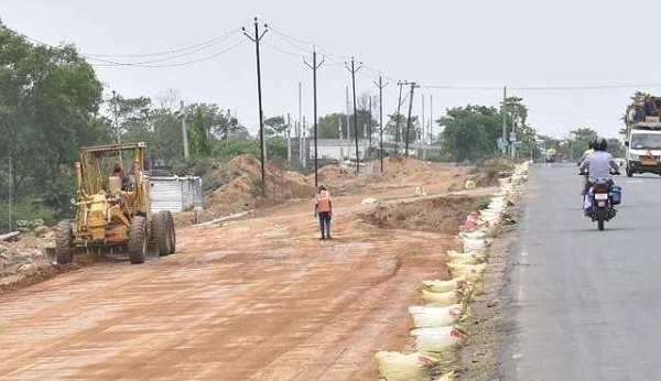 झारखंड की पहली आठ लेन सड़क जब बनेगी तब, लेकिन अभी तो लोगों की तोड़ रही है हड्डियां ! जानिए पूरा मामला