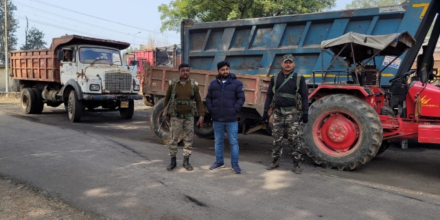 रामगढ़ : पुलिस ने अवैध बालू और चिप्स लदा वाहन किया जब्त, कारोबारियों में हड़कंप