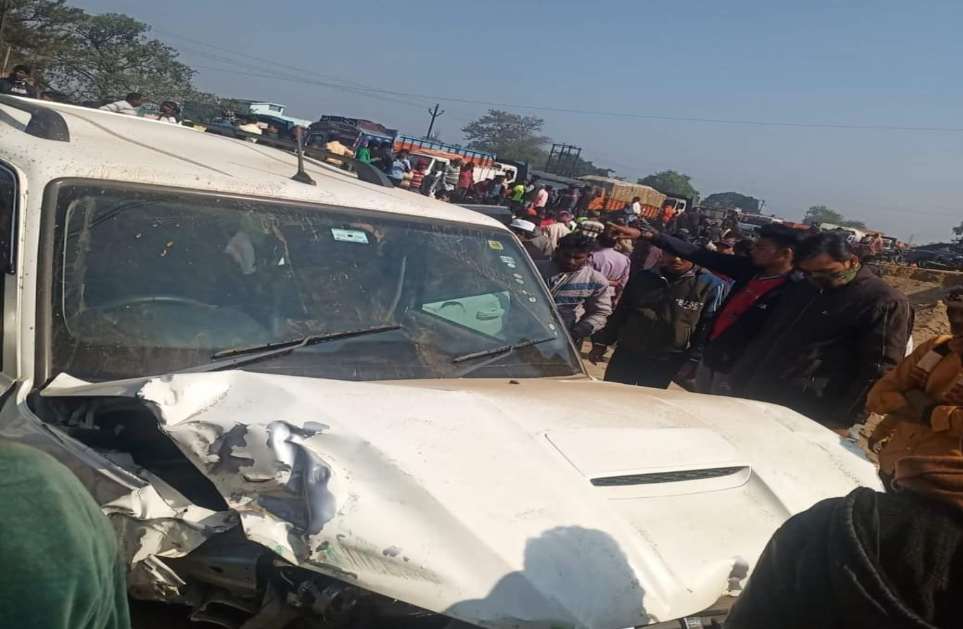 धनबाद: जीटी रोड पर स्कार्पियो ने दो वाहनों को ठोका, कई लोग घायल