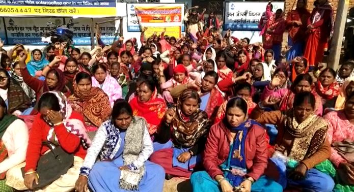 गिरिडीह: पीएचईडी के ठेकेदारों के खिलाफ जलसहियाओ का प्रदर्शन, पीएचईडी वन कार्यालय का किया घेराव