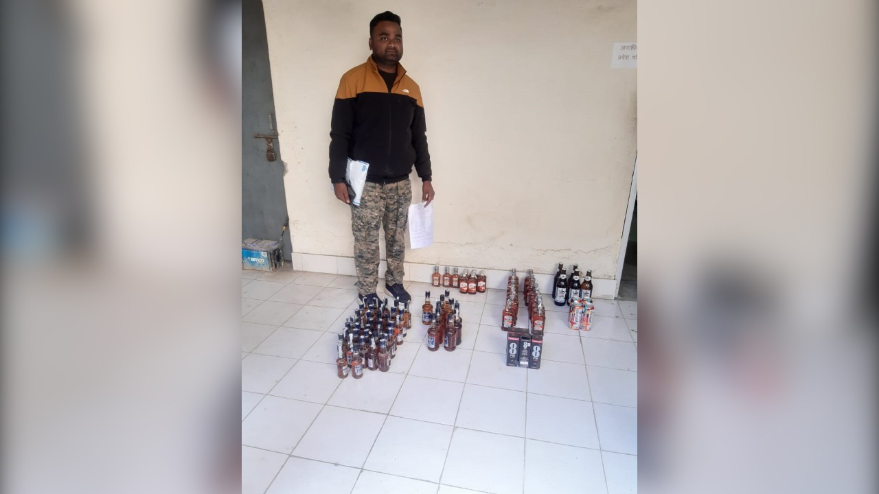 गिरिडीह : नकली शराब के स्टॉक के साथ दो गिरफ्तार, जब्त शराब की जांच में जुटी पुलिस
